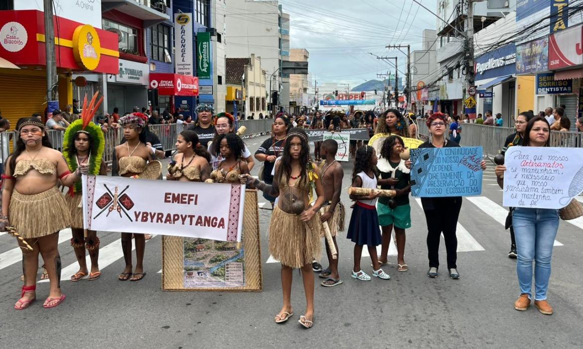 "Aracruz: nossa história em movimento”: escolas da Rede Municipal de Ensino ajudaram a abrilhantar o Desfile Cívico Cultural