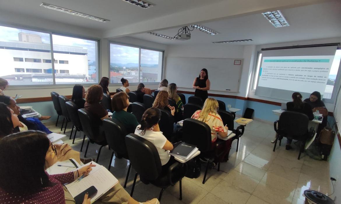 Pedagogos da Rede Municipal de Ensino participam de formação continuada sobre avaliações do SAEV e Fluência Leitora