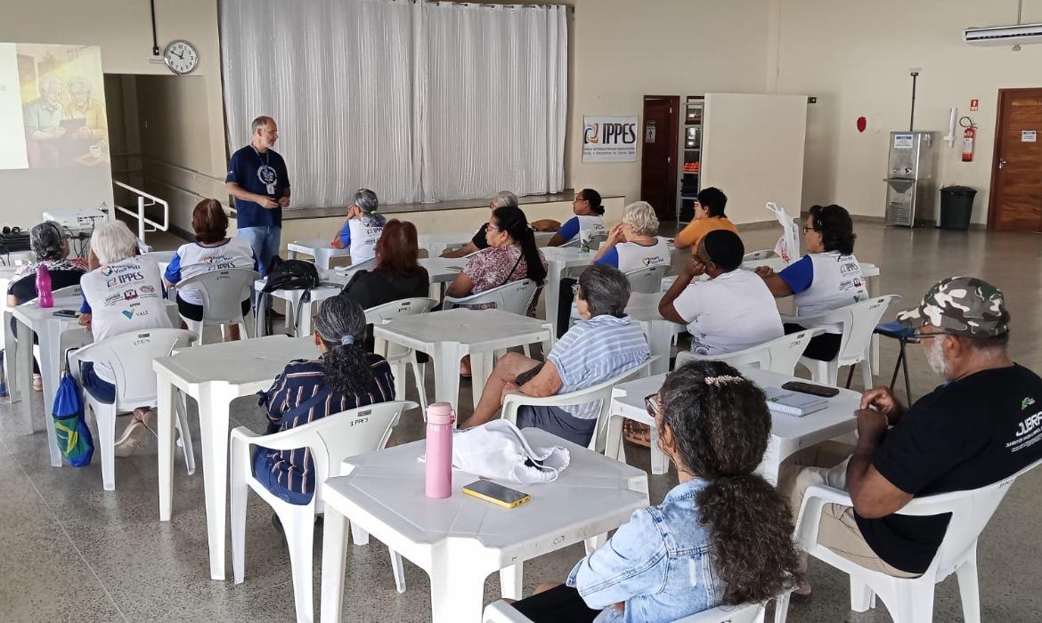 Idosos do CCI participam de curso de tecnologia promovido pela prefeitura em parceria com o Senac