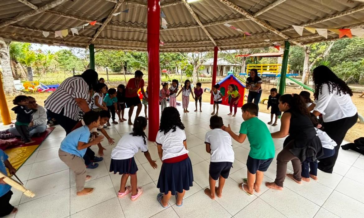 Crianças indígenas do Cmeii Caieiras Velha desenvolvem belos trabalhos de valorização da história e cultura afro-brasileira