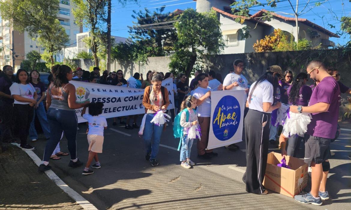 Caminhada pela Semana Nacional da Pessoa com Deficiência Intelectual e Múltipla fomenta atos de amor, de visibilidade e de respeito