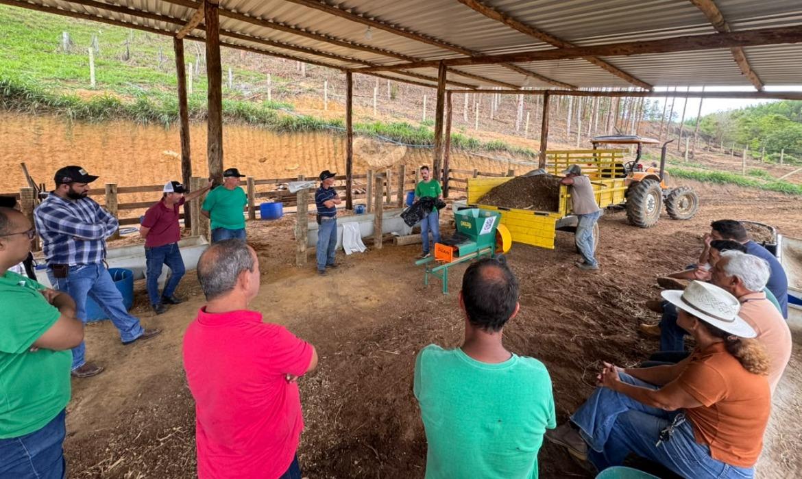 Prefeitura amplia apoio aos produtores rurais com ensacadeira de silagem e forragens