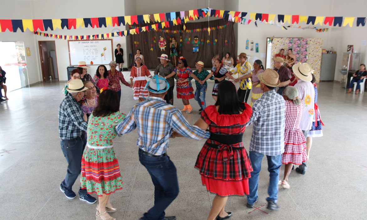 Terceira idade participa do 11º Arraiá do Centro de Convivência dos Idosos