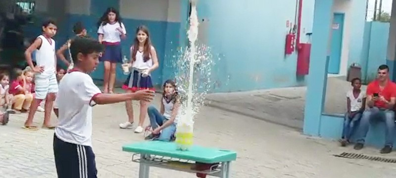Alunos do CMEB José Mambrini fazem foguete movido à propulsão química