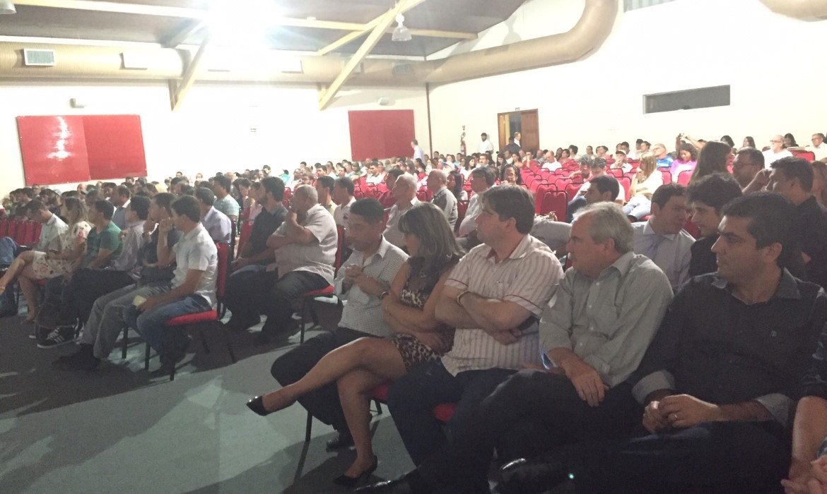 Prefeito Marcelo Coelho reúne centenas de moradores no SESC para falar sobre projeto de venda de alguns imóveis pertencentes à PMA