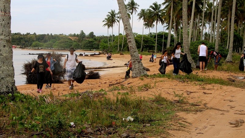 SEMAM e estudantes deixam a praia mais limpa