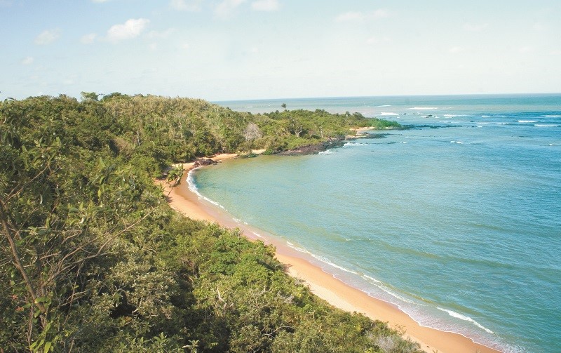 Três praias do litoral aracruzense para curtir em família 