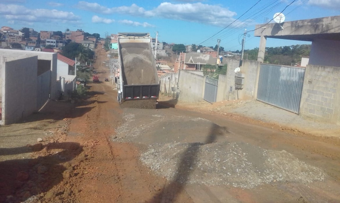 Prefeitura realiza terraplanagem no bairro Planalto 