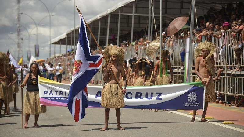 Grupo tupinikim Guararatã se apresenta em desfile cívico. Veja a galeria de fotos